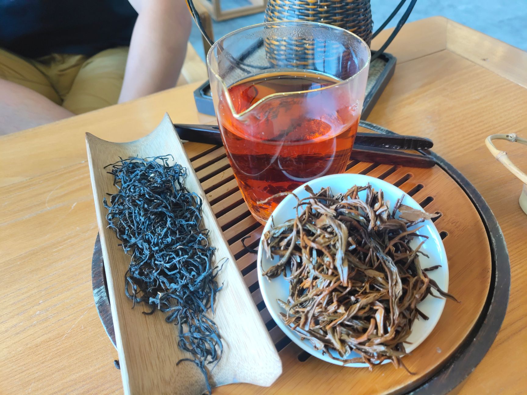  高山有机茶，人工采摘。大量红茶，厂价直销。有需要直接联系。