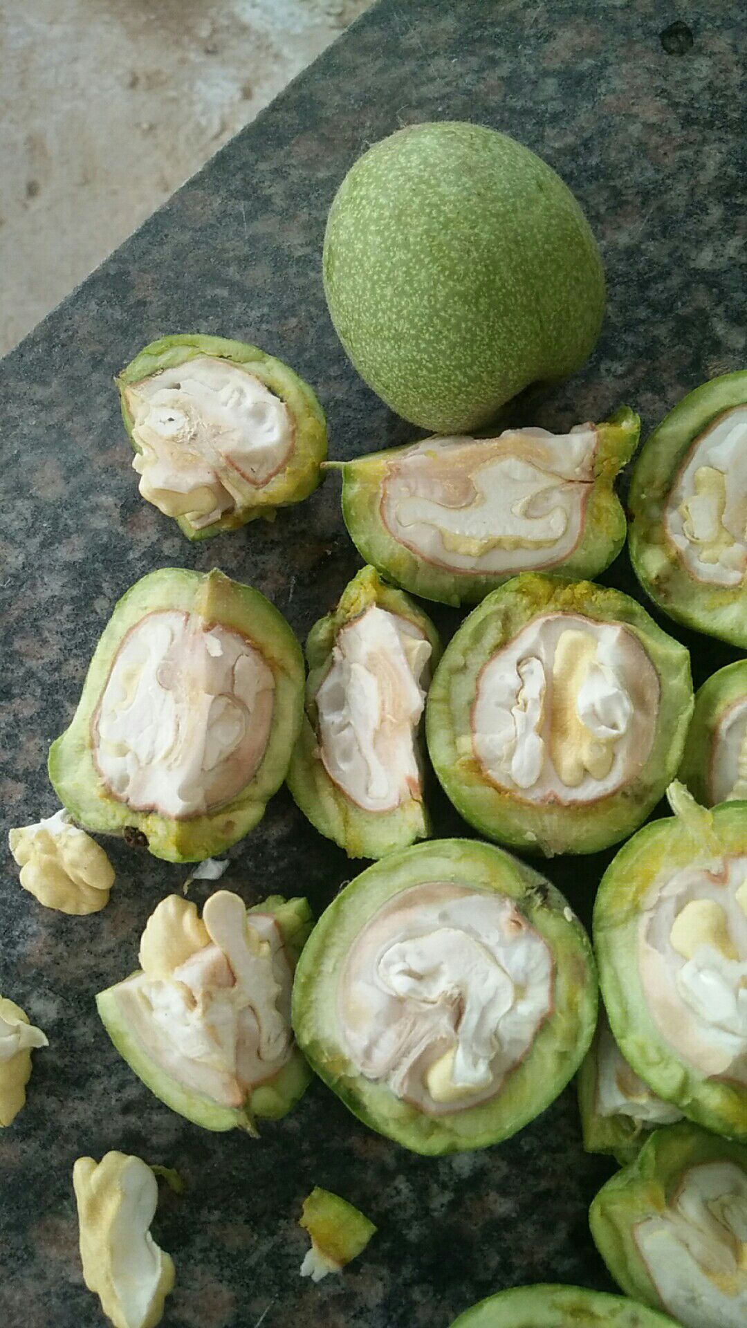  手摘青皮核桃，保质保量保鲜