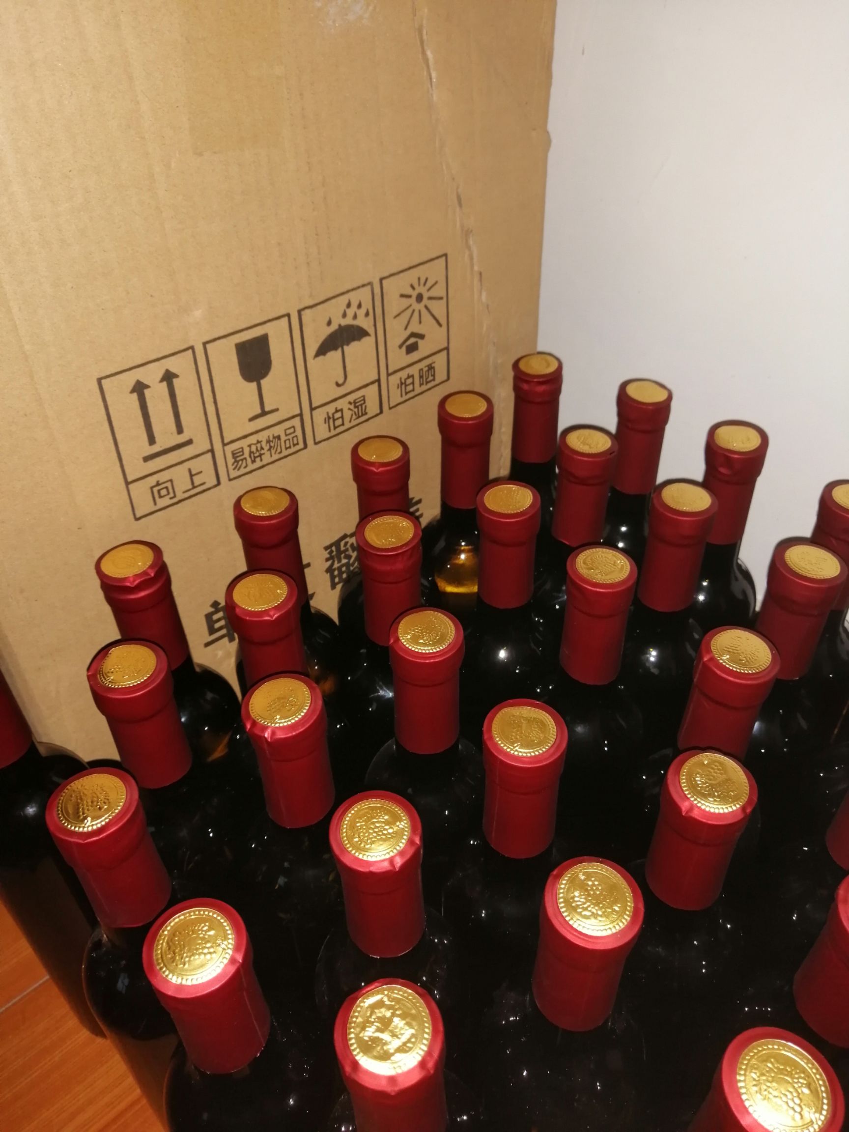 胡蜂蛹 蜂益健养身酒
苗家 草曲 古方粮酒配制活体胡蜂。