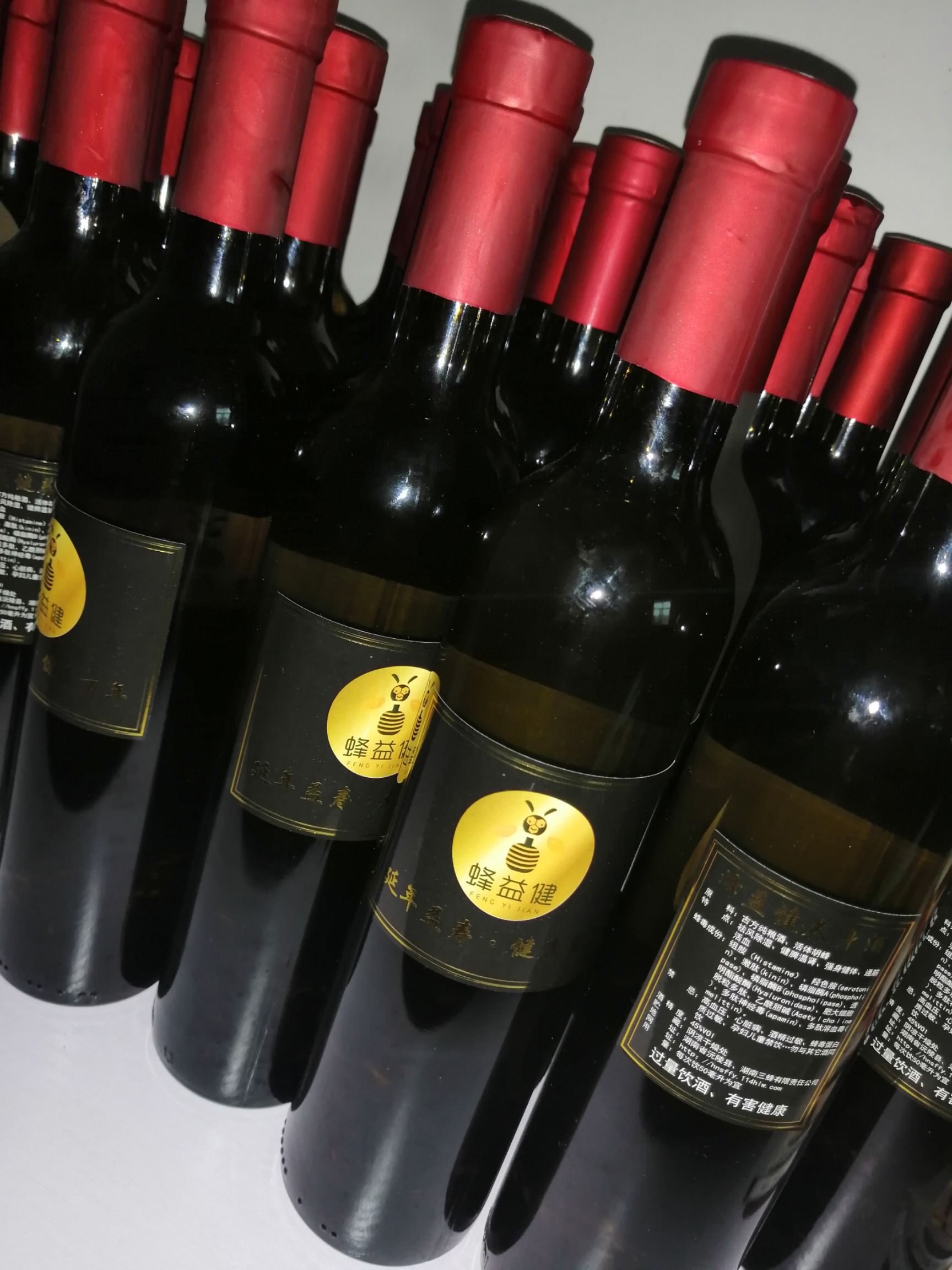 胡蜂蛹 蜂益健养身酒
苗家 草曲 古方粮酒配制活体胡蜂。