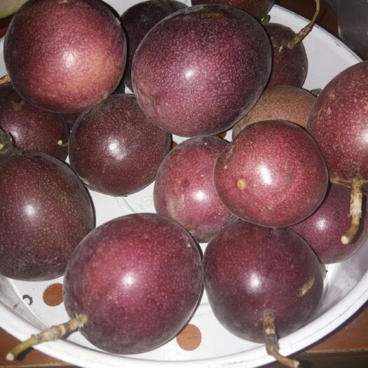 南丹县紫红色百香果 绿色食品，酸酸甜甜，夏天的水果！