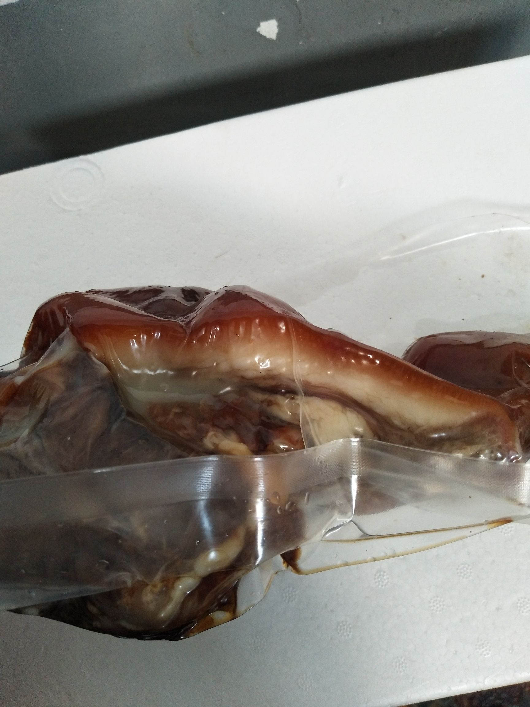 卤猪头肉  卤香猪头肉，烟熏油炸，味道醇香，肥不腻口，无任何