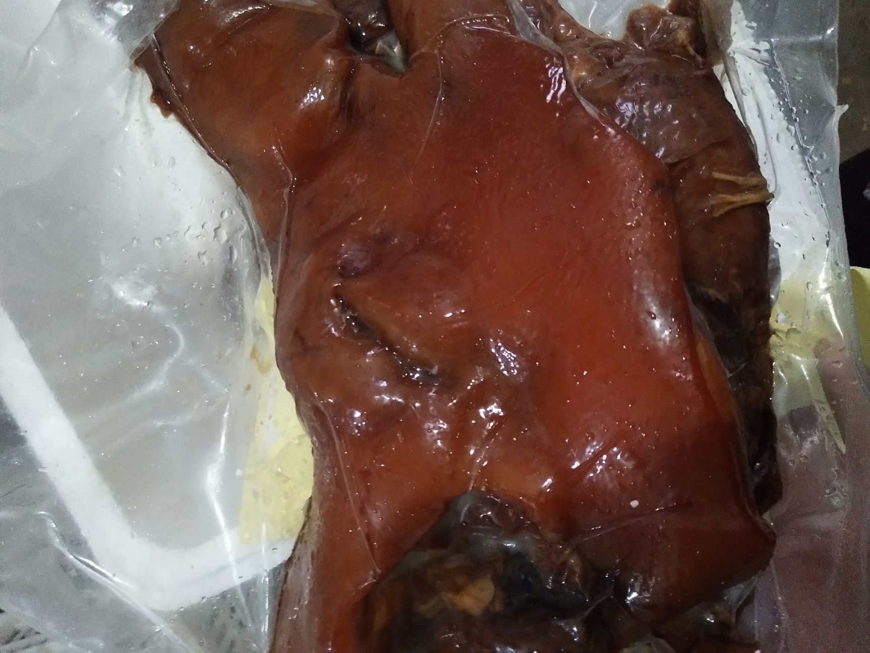 卤猪头肉  卤香猪头肉，烟熏油炸，味道醇香，肥不腻口，无任何