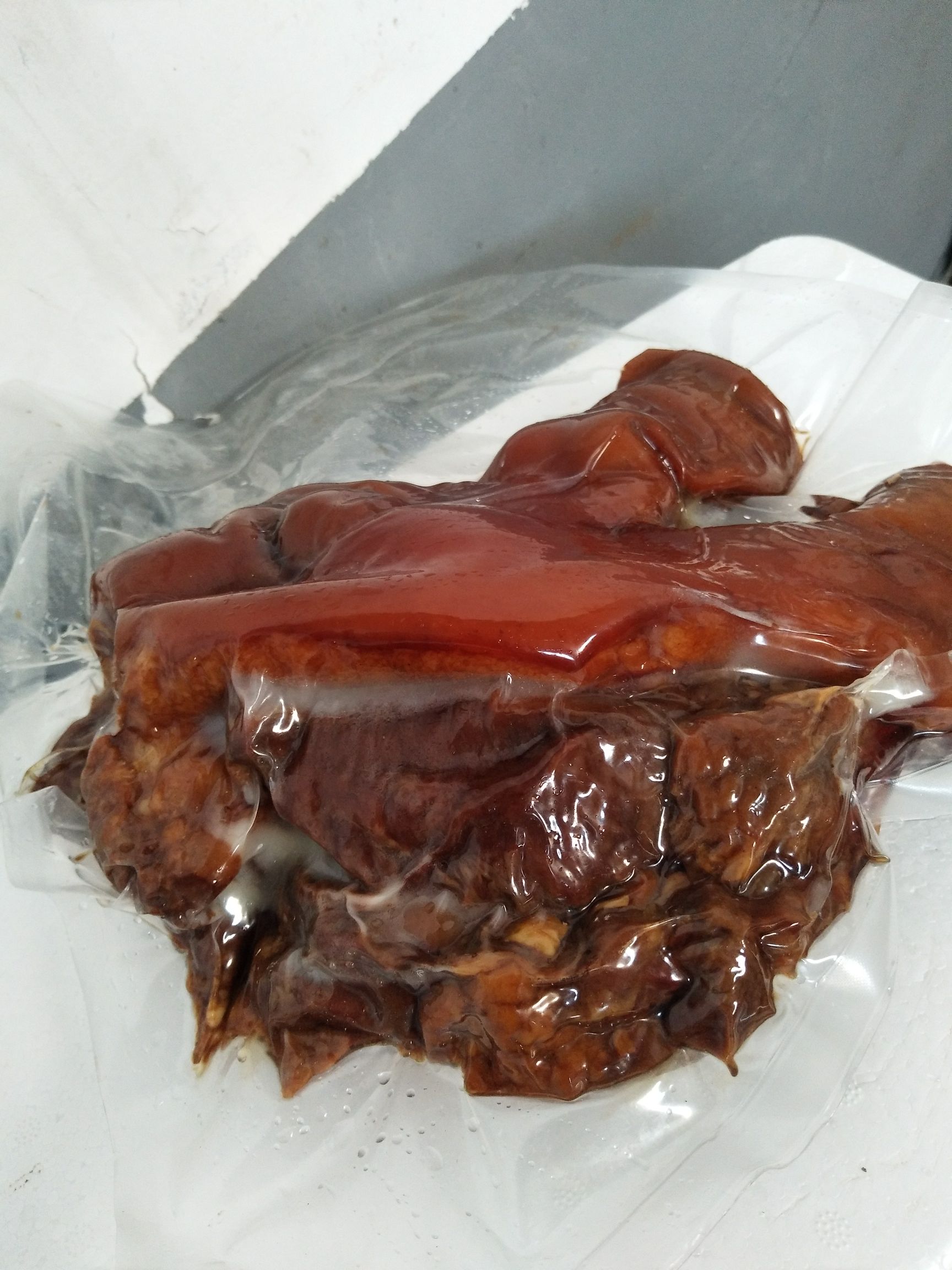卤猪头肉  卤香猪头肉，烟熏油炸，味道醇香，肥不腻口，无任何