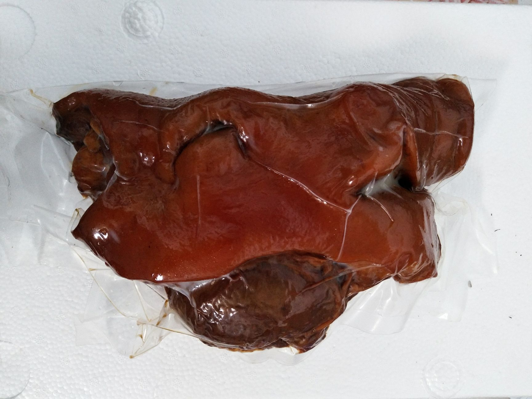 卤猪头肉  卤香猪头肉，烟熏油炸，味道醇香，肥不腻口，无任何