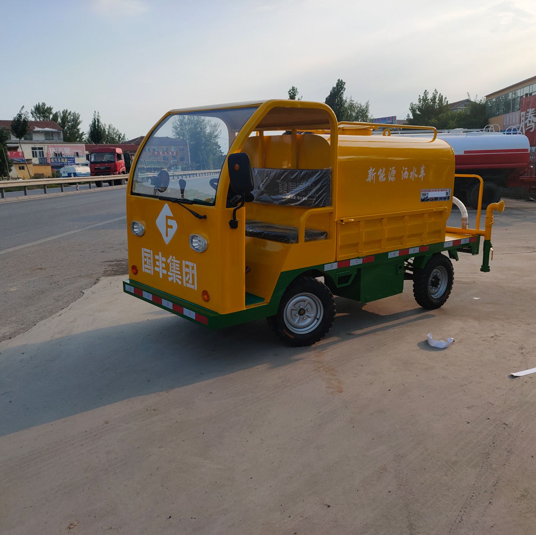 环卫车 电动四轮洒水车
