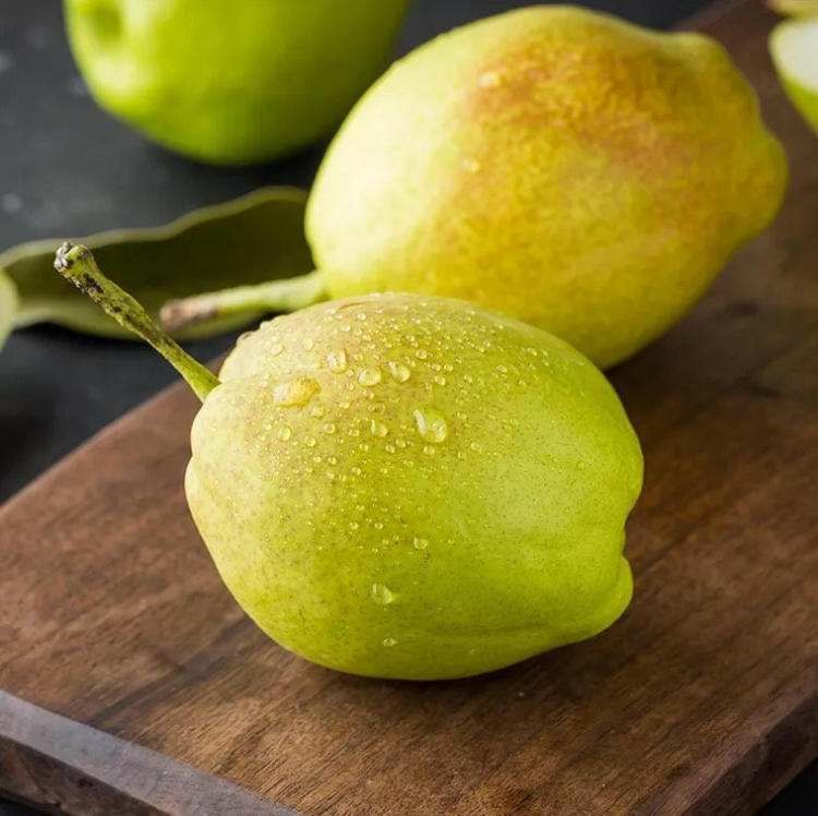  红香酥香梨，，，口感脆甜，全程农家肥无污染，纯绿色水果。