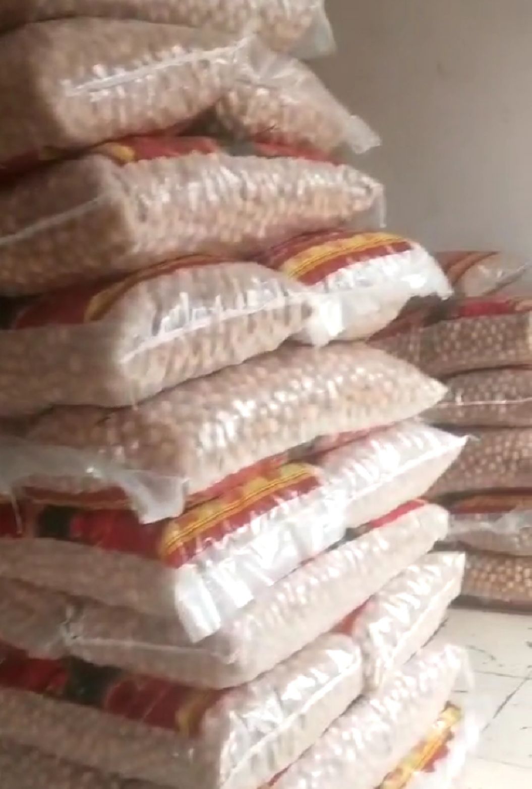 新疆薄皮核桃，皮薄个大，用手一捏就可以开