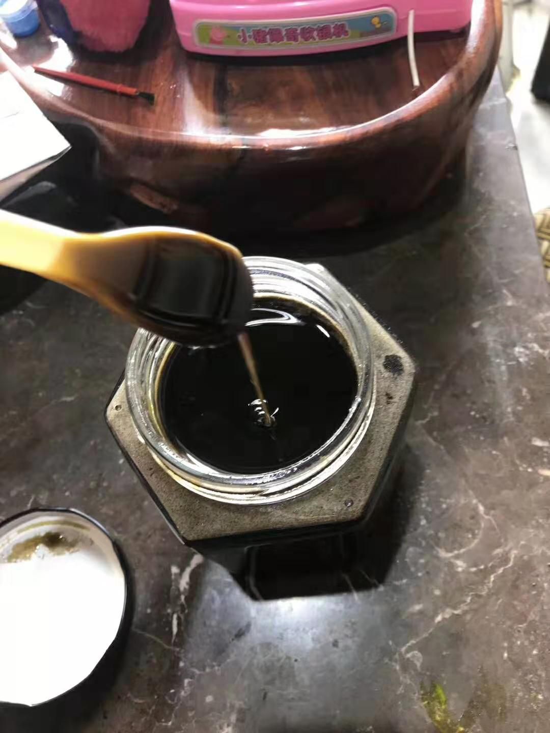 蜂蜜放了几年了变黑色了还能吃吗(蜂蜜放多年了呈黑色还能吃吗)