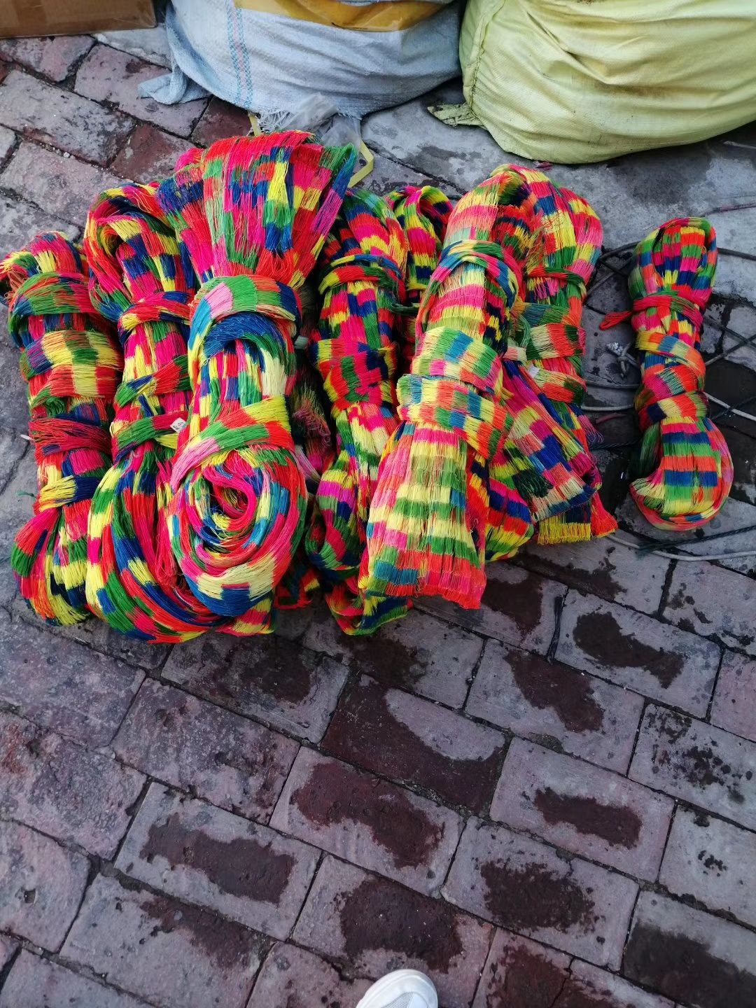 ** 五彩大力马撒网，纯手工编织铅坠子，一开到顶，没有帽子