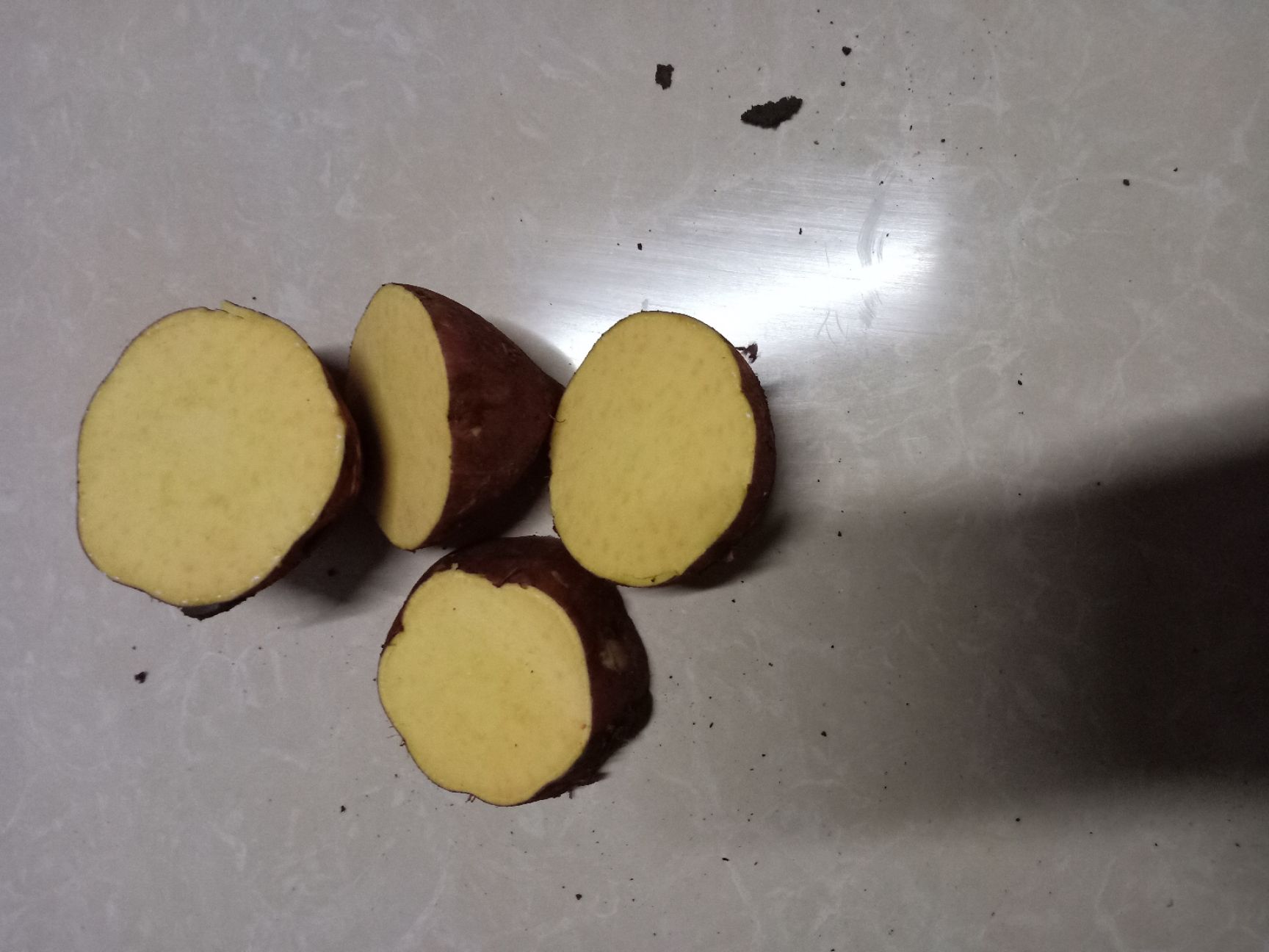 明光市自来桥镇西瓜红苏八红薯大量上市了，口感好吃，品质好，