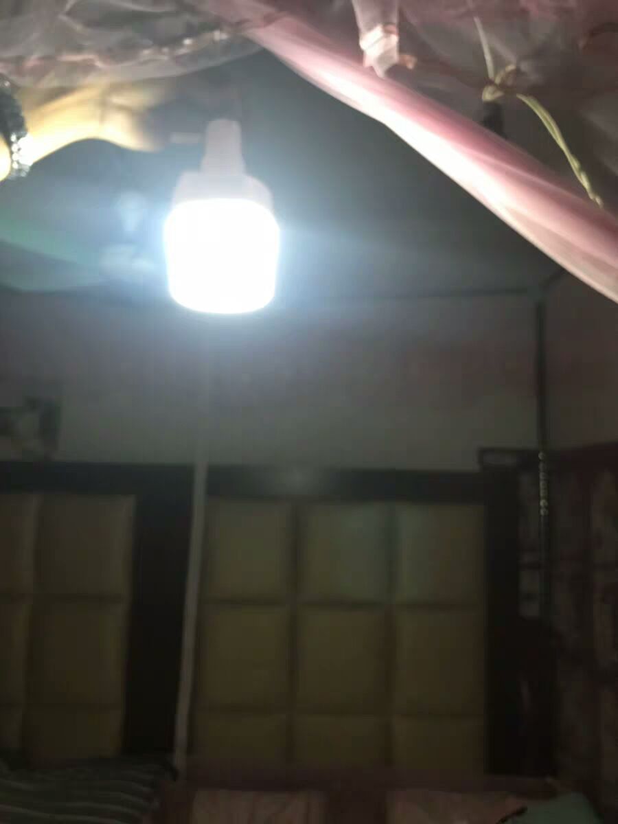 太阳能灯  led可充电灯泡停电应急照明灯家用式移动超亮户外夜市灯摆发电