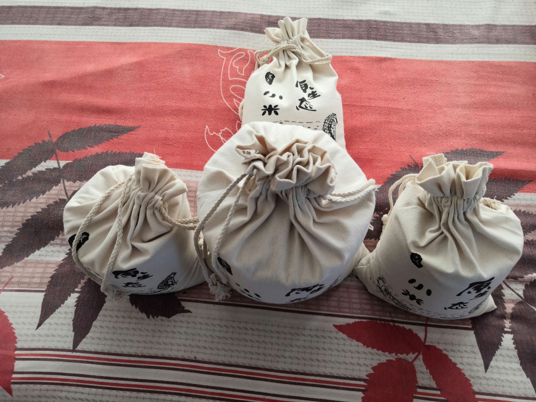 五谷米 2019新下小米也叫黍米！新下谷子！
可做黄米面，小米熬粥！