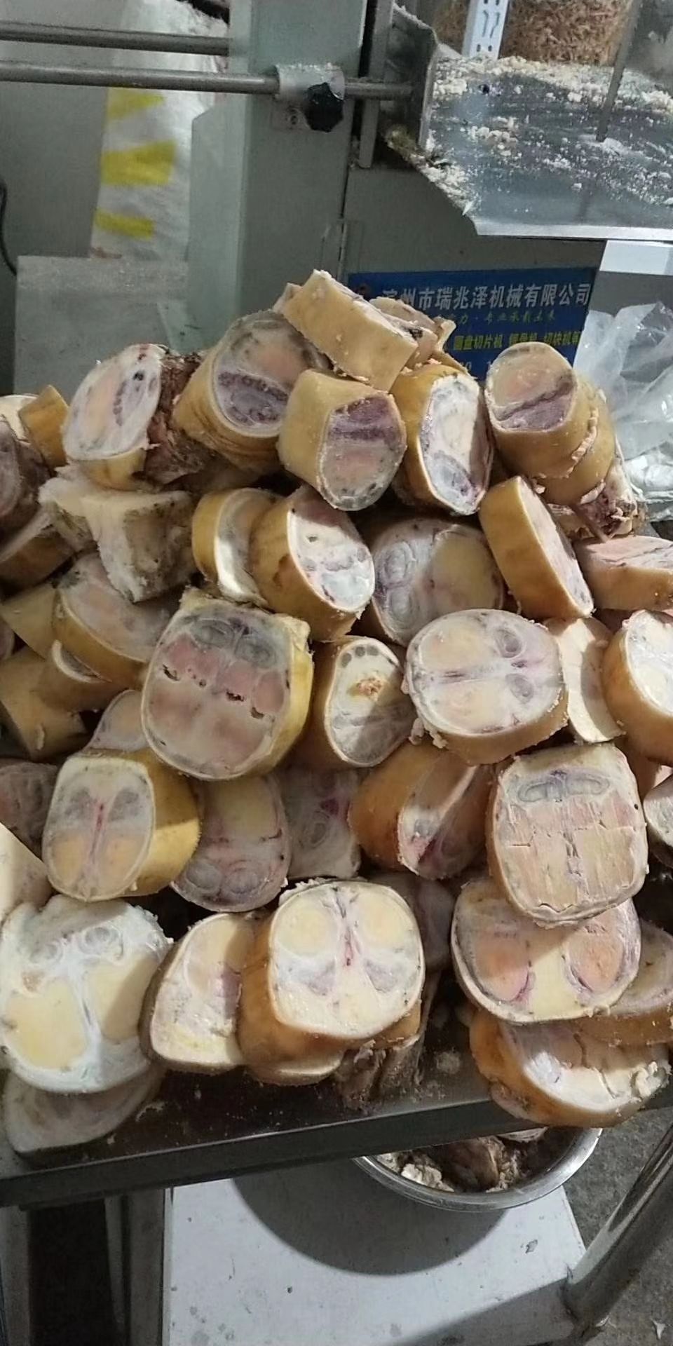 火烧毛大公牛牛蹄。可根据客户要求锯段。