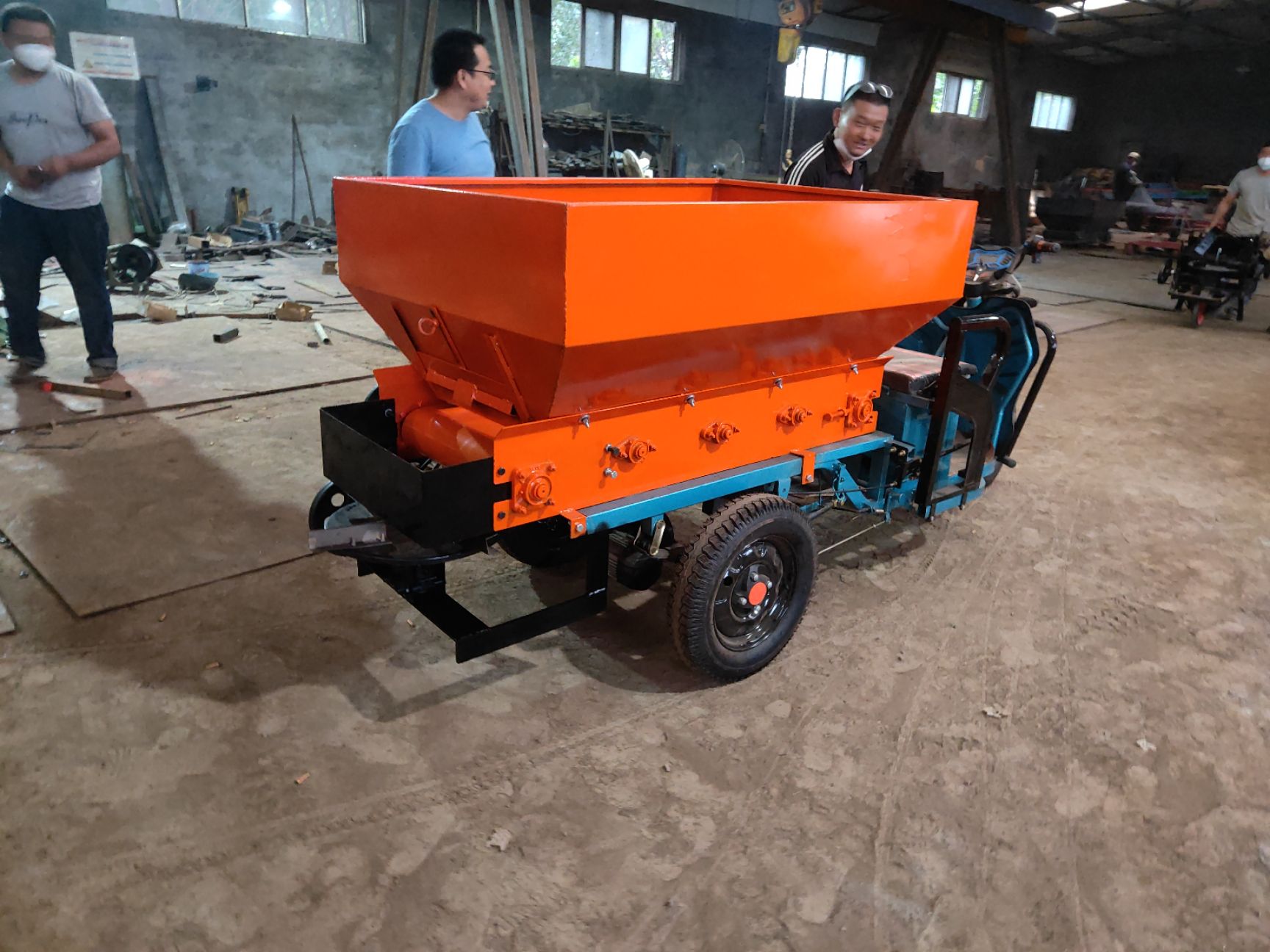  大棚果园专用有机肥撒肥车 小型自走式电动三轮撒粪车 施肥机