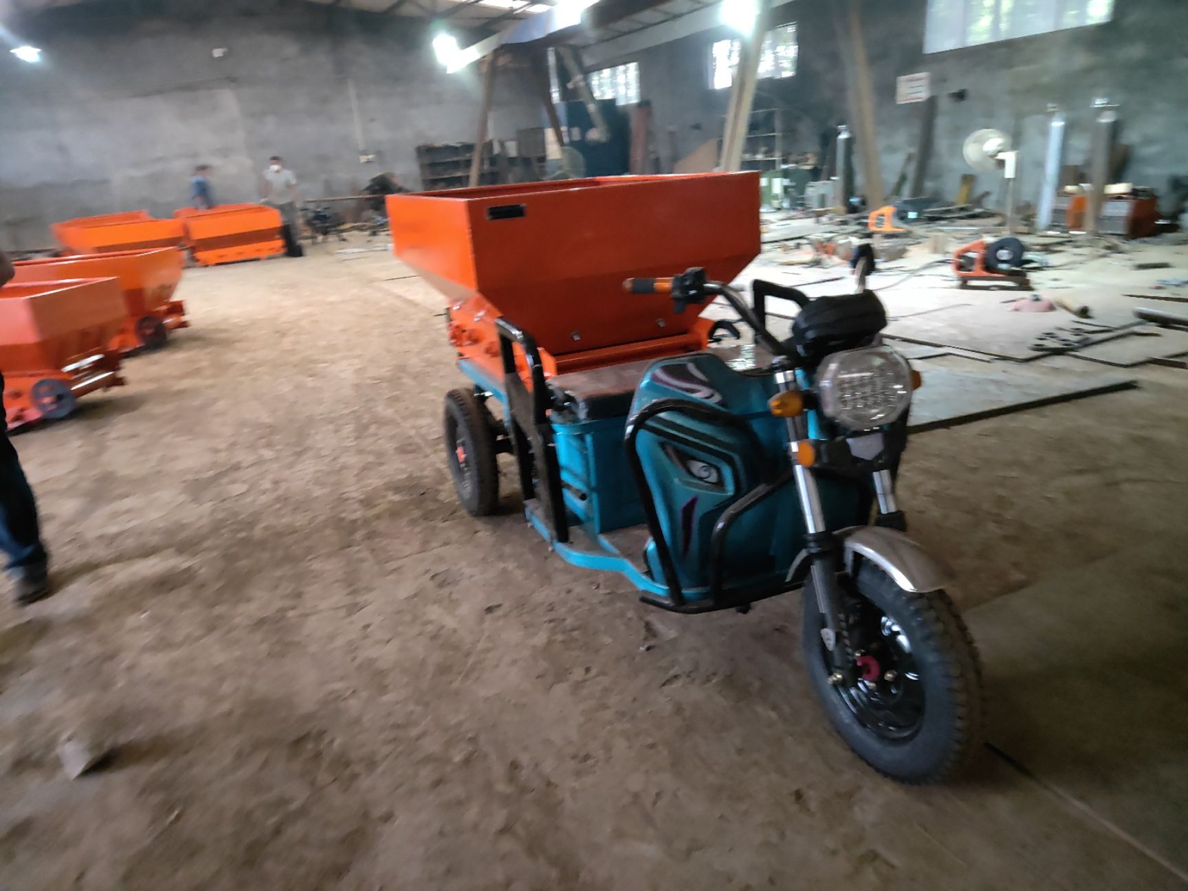  大棚果园专用有机肥撒肥车 小型自走式电动三轮撒粪车 施肥机