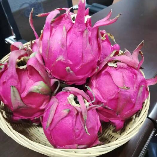 百色红心火龙果 一口咬下去，香郁松软中更有果肉的酸爽甘甜。水果烘焙，蛋糕里的