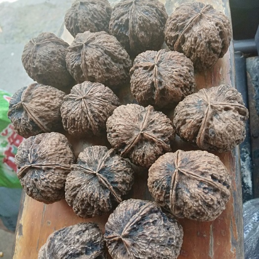 凤庆县 文玩铁核桃，来自深山核桃异类精品