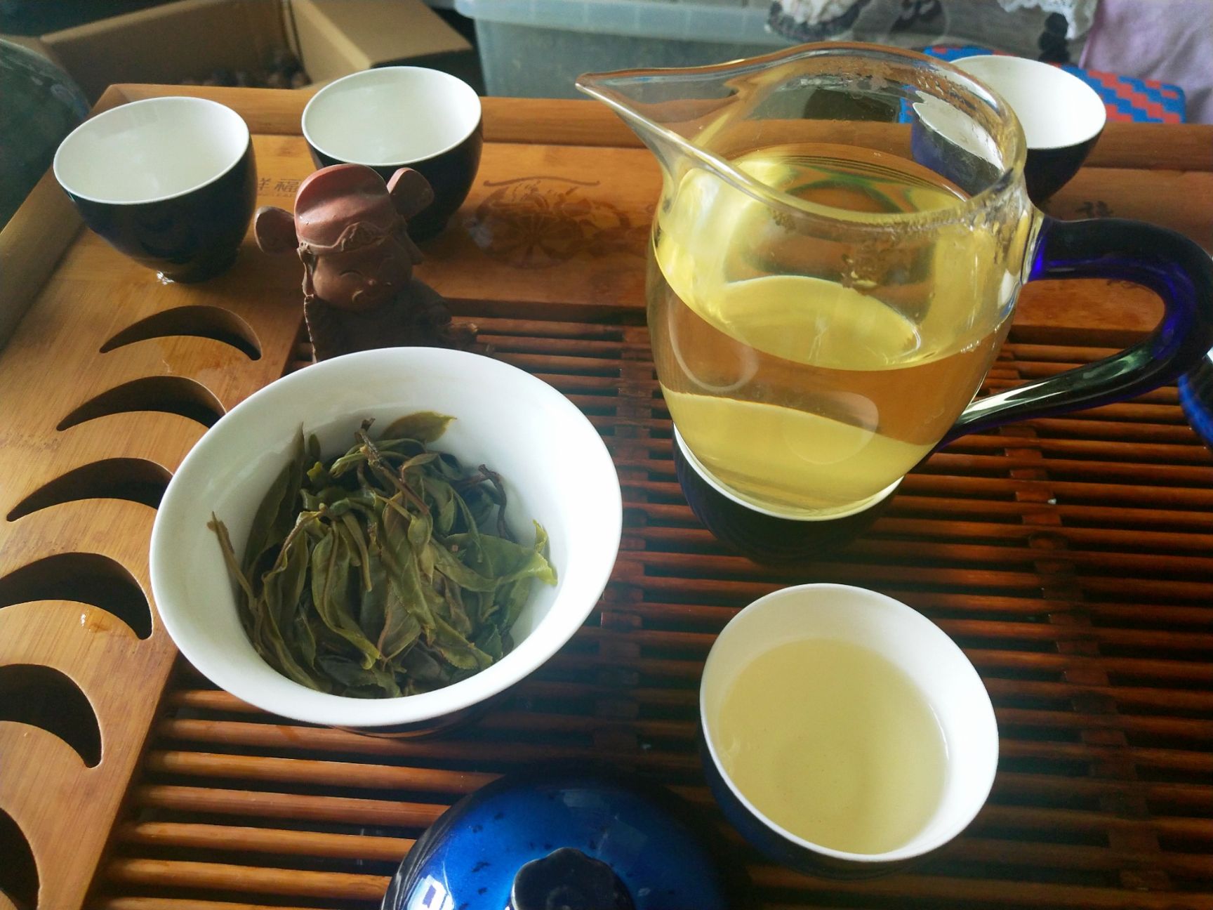 普洱生茶，花草香型，茶汤浅黄透亮，回甘持久，有蜜香，杯底留香