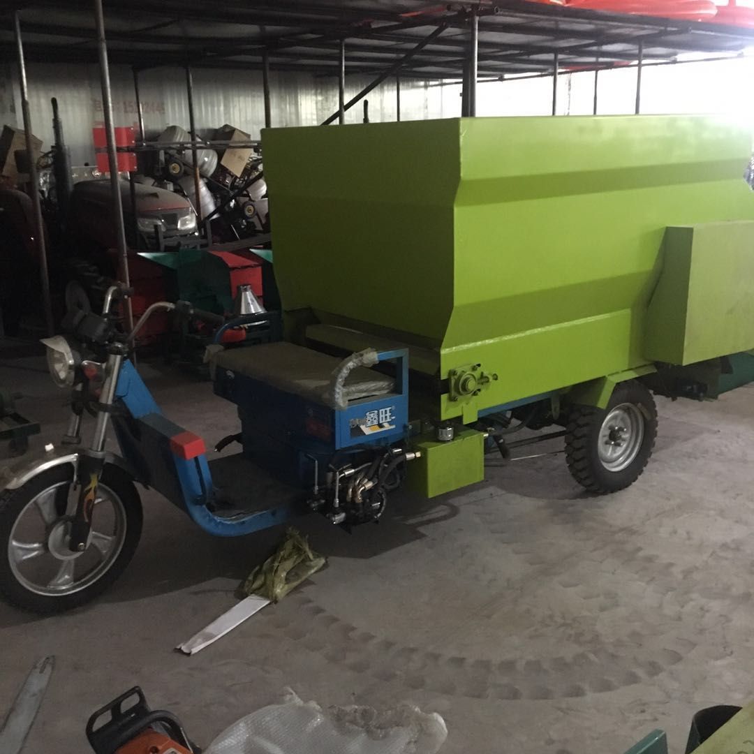  牛羊饲料撒料车养殖场喂料车柴油动力撒料车