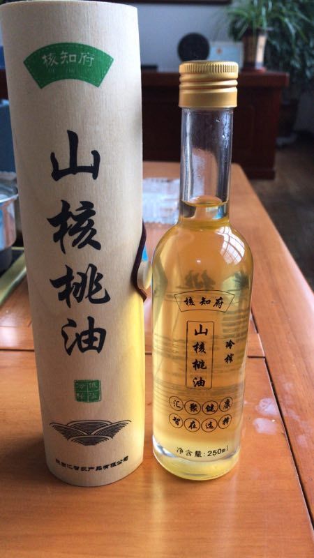 陇县 纯正的核桃油。有自己的公司和工厂。所有证书齐全可直接上货商超