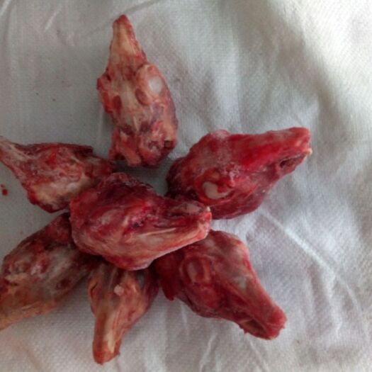  新鲜，冷冻兔头，兔肉，本地以草为主，肉质新美，香，可口，是广