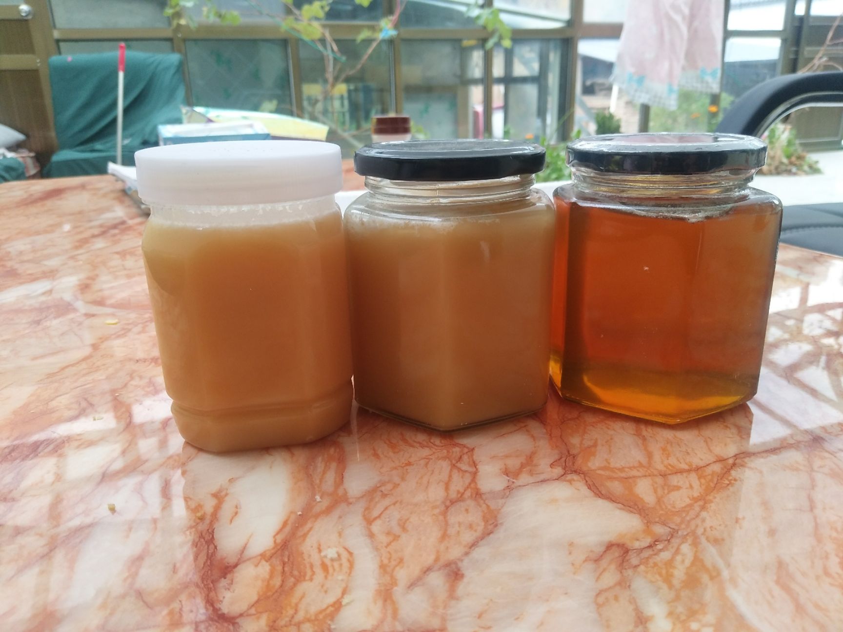  野外放养！天然的土蜂蜜。假一赔十