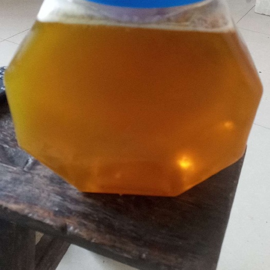 彭水 希望大家不要嫌弃因为这蜂蜜是刚刚出来的真的没来得及包装是