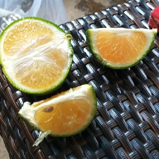 象州县 橘柚，又叫黄金柑。汁多味甜，味道清甜