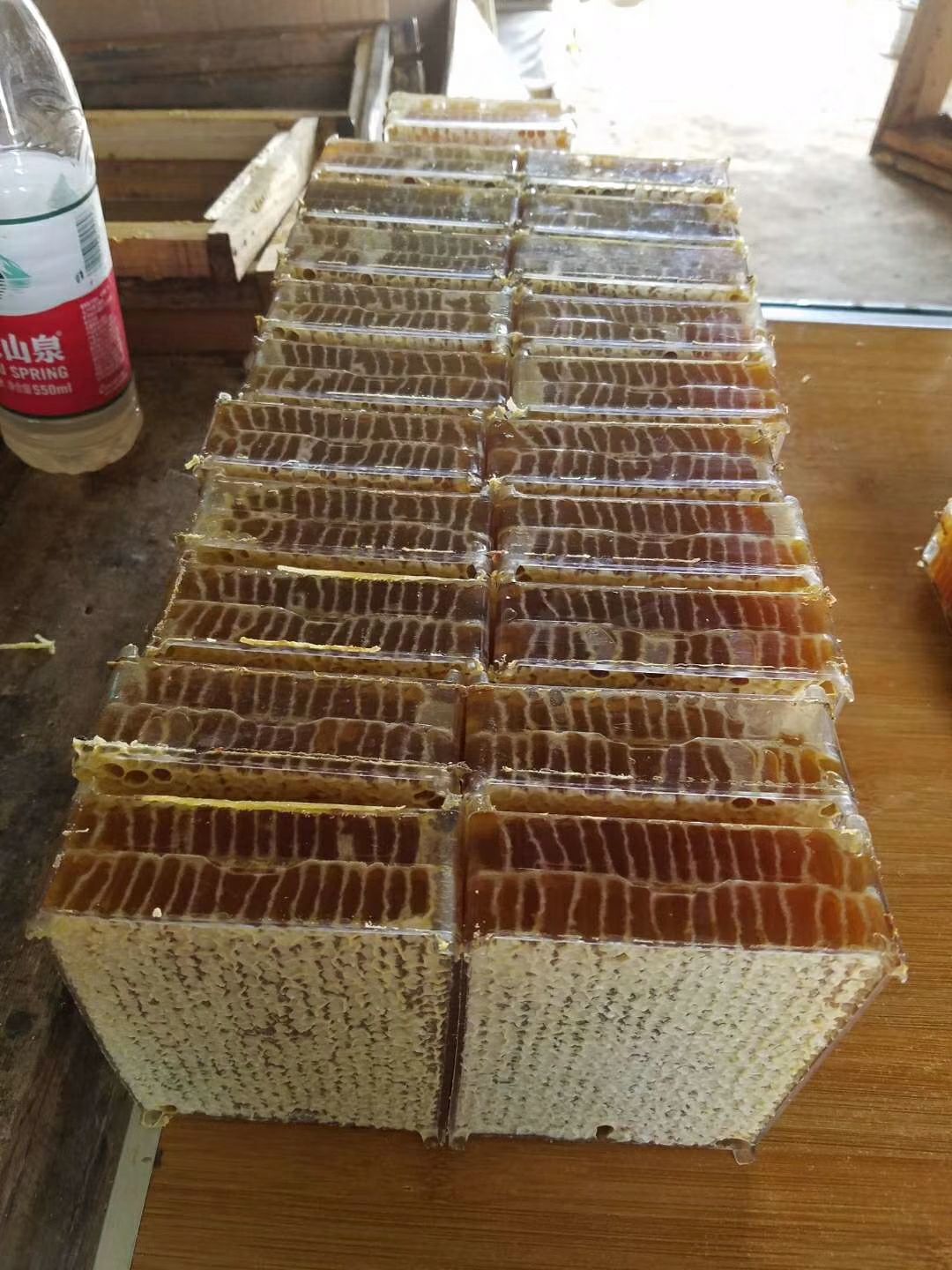 蜂巢蜜新鲜1斤装蜂蜜天然农家自产自销嚼着吃的蜂蜜