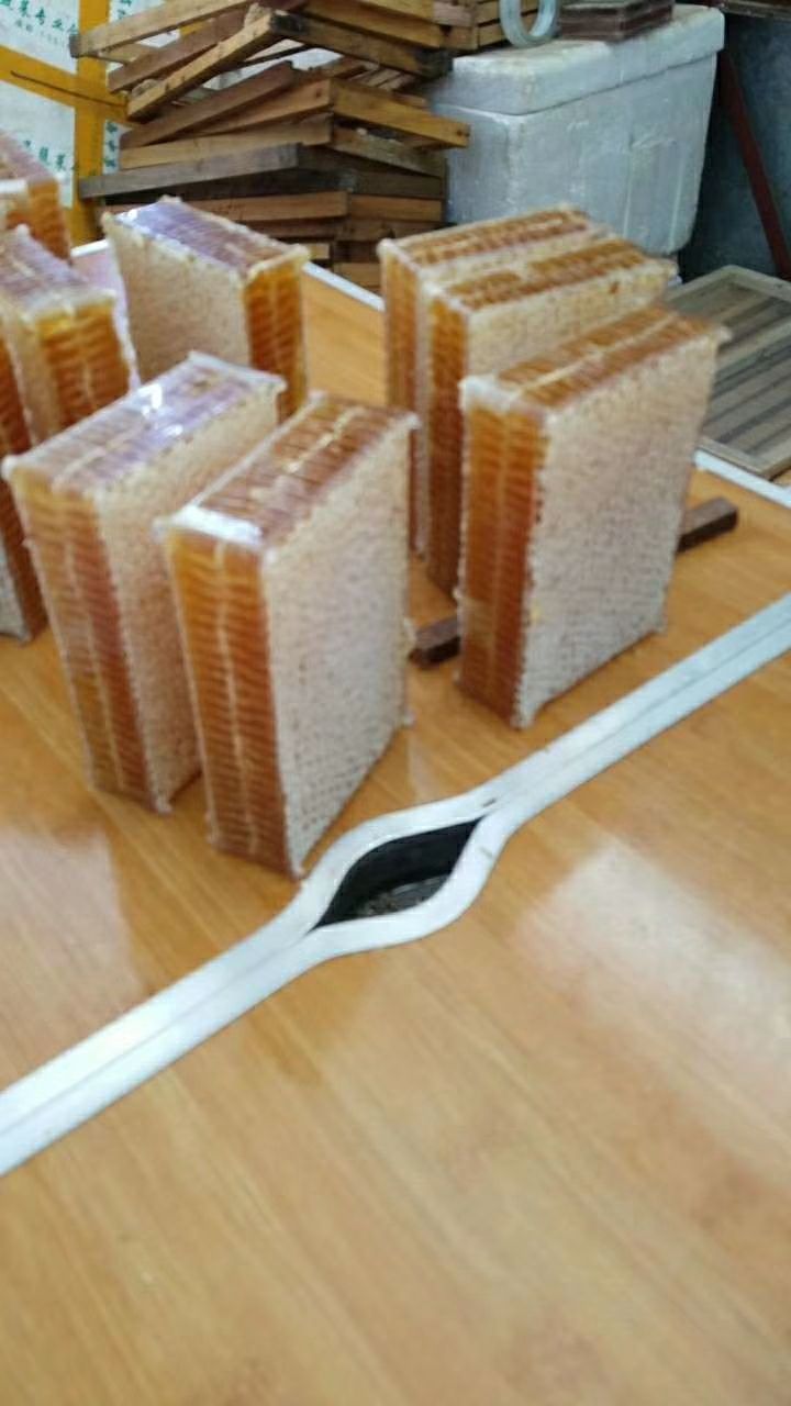 蜂巢蜜新鲜1斤装蜂蜜天然农家自产自销嚼着吃的蜂蜜