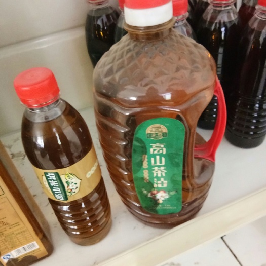 谷城县白花山茶油 油茶油，精品高山纯正茶油，现炒现榨，欢迎品尝，欢迎鉴定。