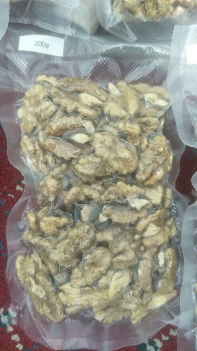  手工现砸，手工精选。今年新产新疆生核桃仁原味真空包装