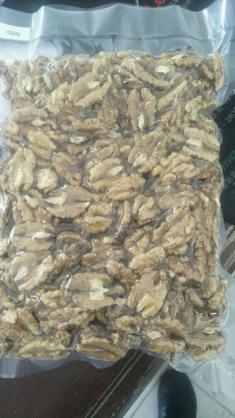  手工现砸，手工精选。今年新产新疆生核桃仁原味真空包装