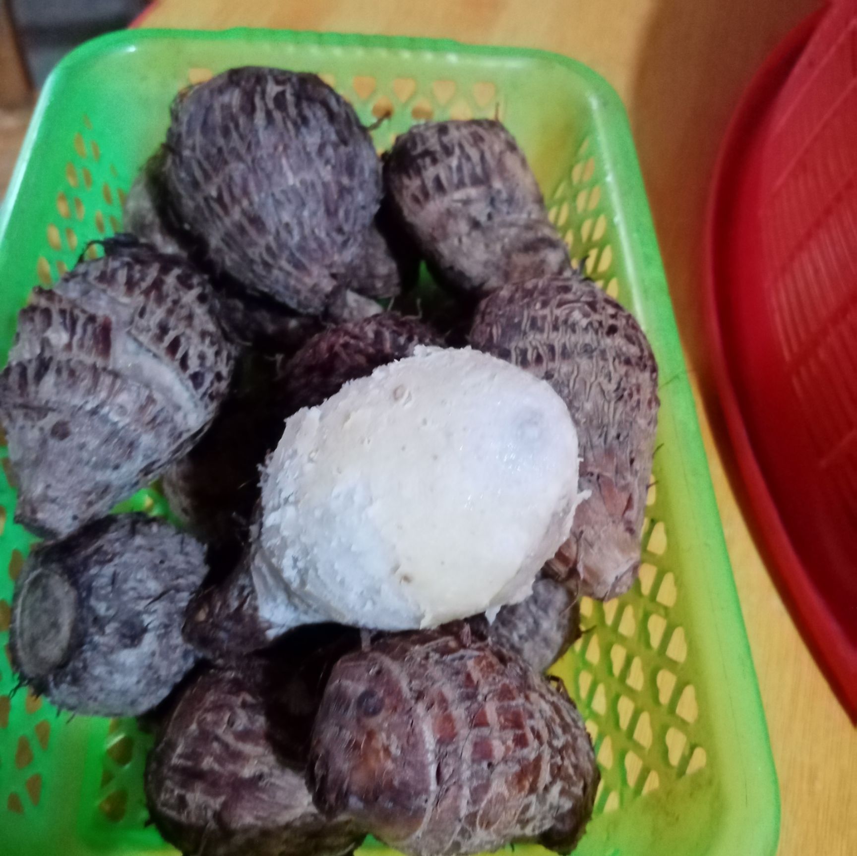 粉红 农村自种红芽芋头，好吃无污染，