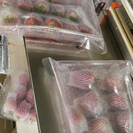 东港市 辽宁丹东九九（红颜）草莓，一箱三斤一箱三板，