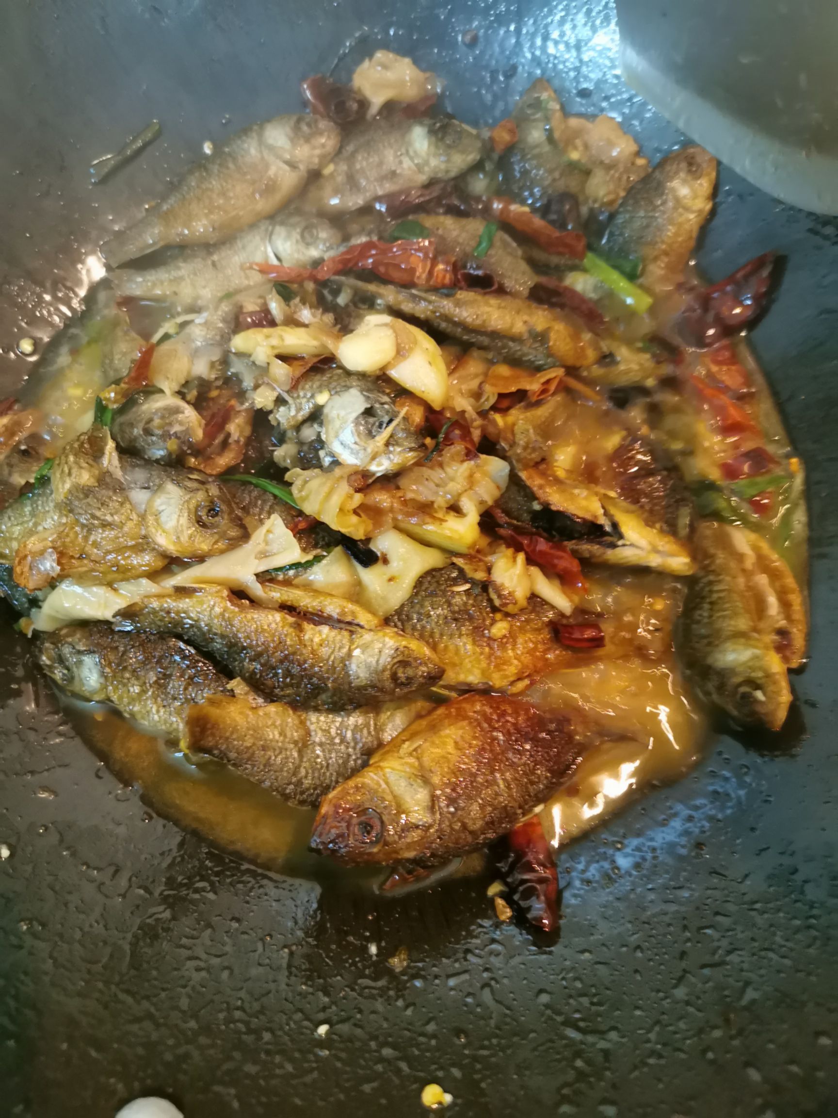 草鱼干 江西农家稻田烟熏小鲤鱼，烟熏王尾鱼，