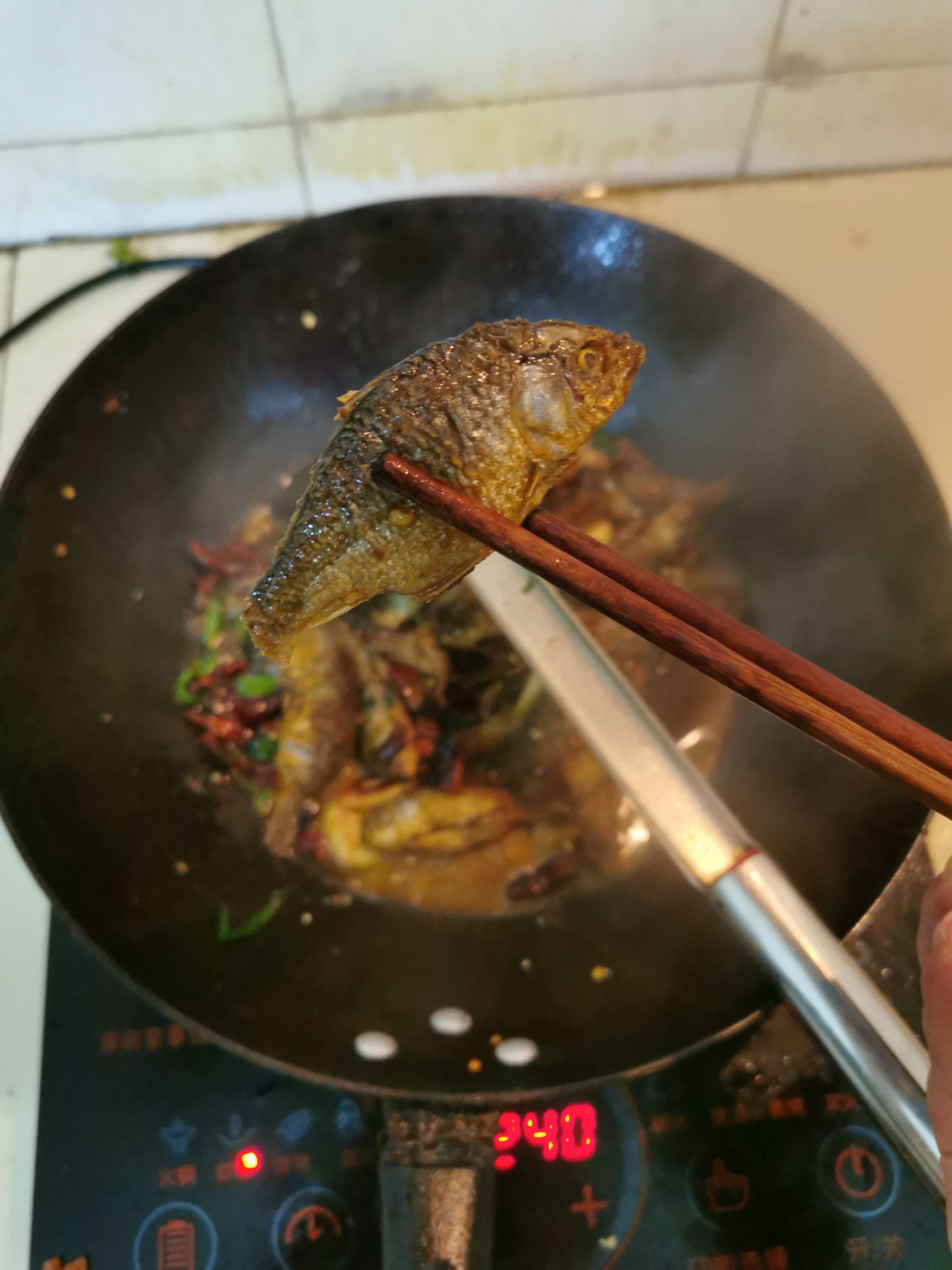 草鱼干 江西农家稻田烟熏小鲤鱼，烟熏王尾鱼，