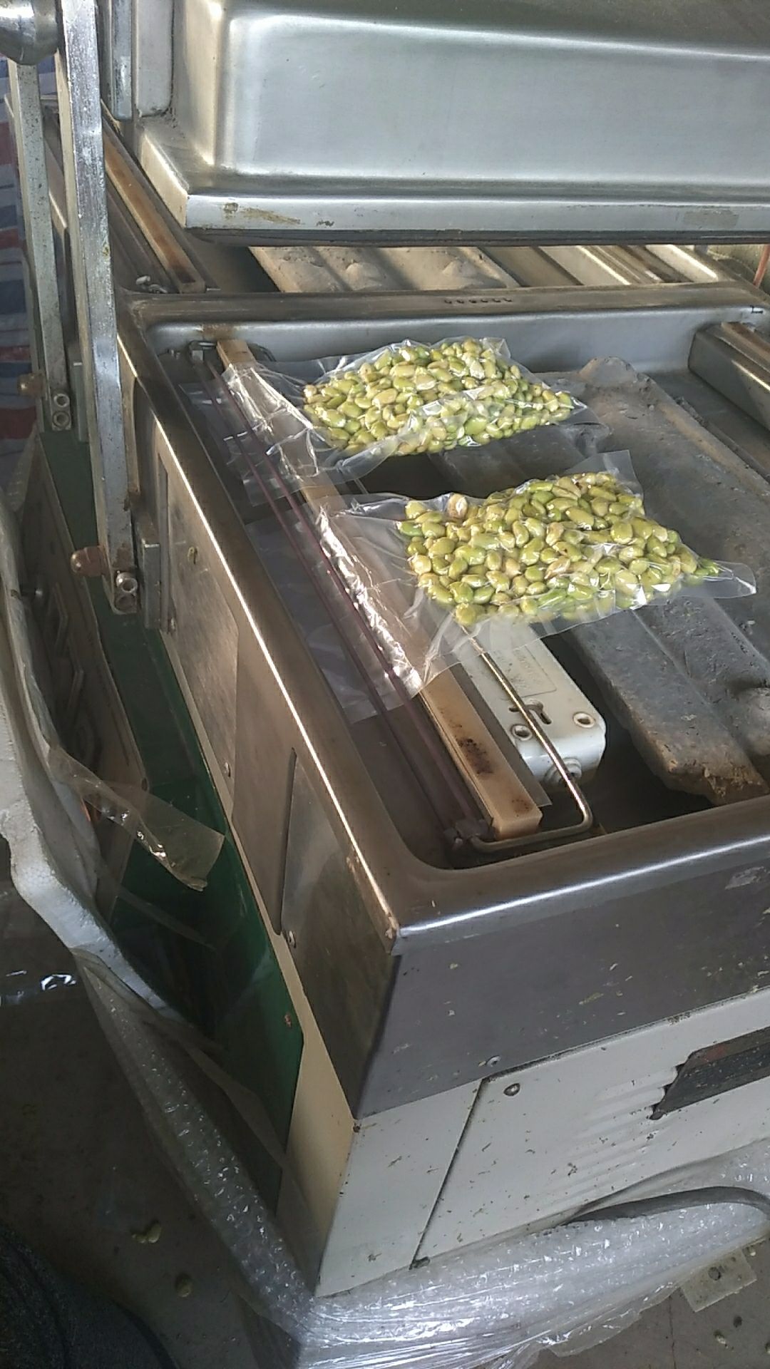  现剥壳的毛豆米，颜色青黄。可真空包装。按需包装。进库是全青的