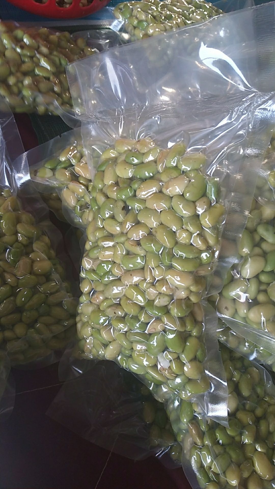  现剥壳的毛豆米，颜色青黄。可真空包装。按需包装。进库是全青的