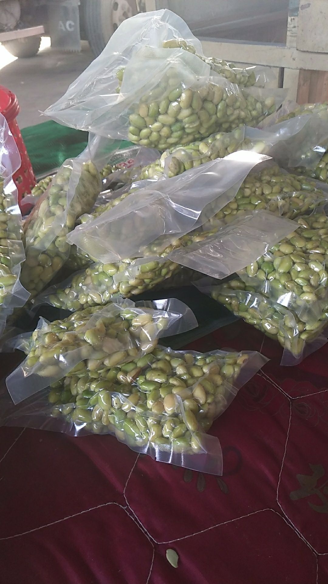  现剥壳的毛豆米，颜色青黄。可真空包装。按需包装。进库是全青的