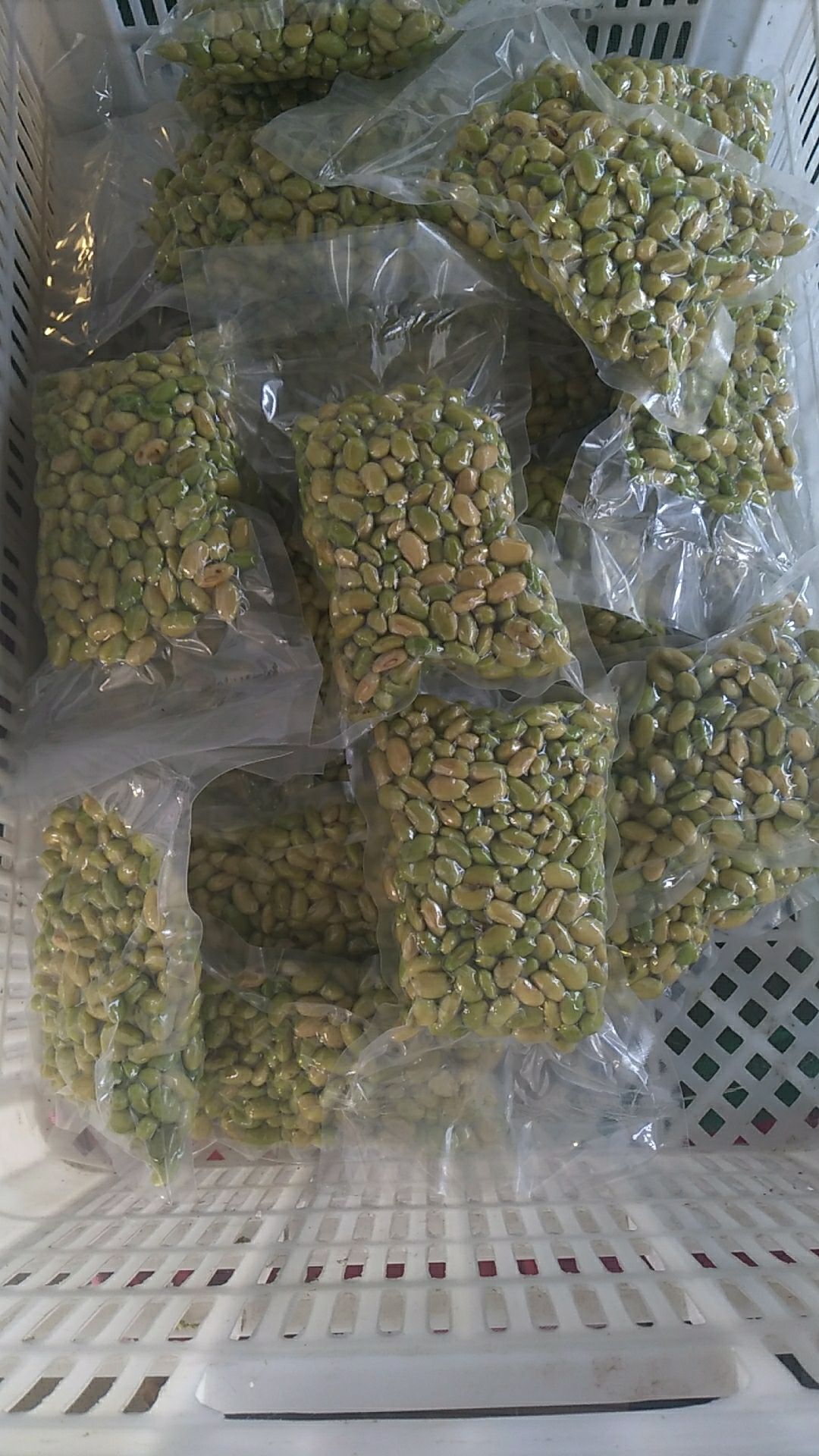  现剥壳的毛豆米，颜色青黄。可真空包装。按需包装。进库是全青的