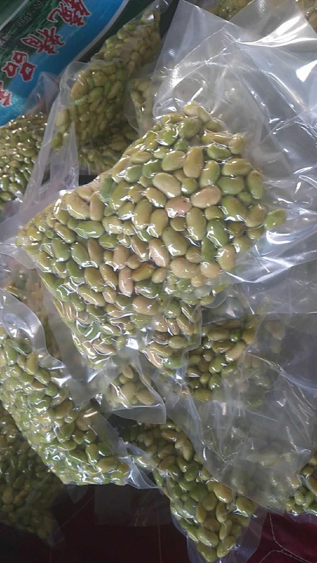  现剥壳的毛豆米，颜色青黄。可真空包装。按需包装。进库是全青的