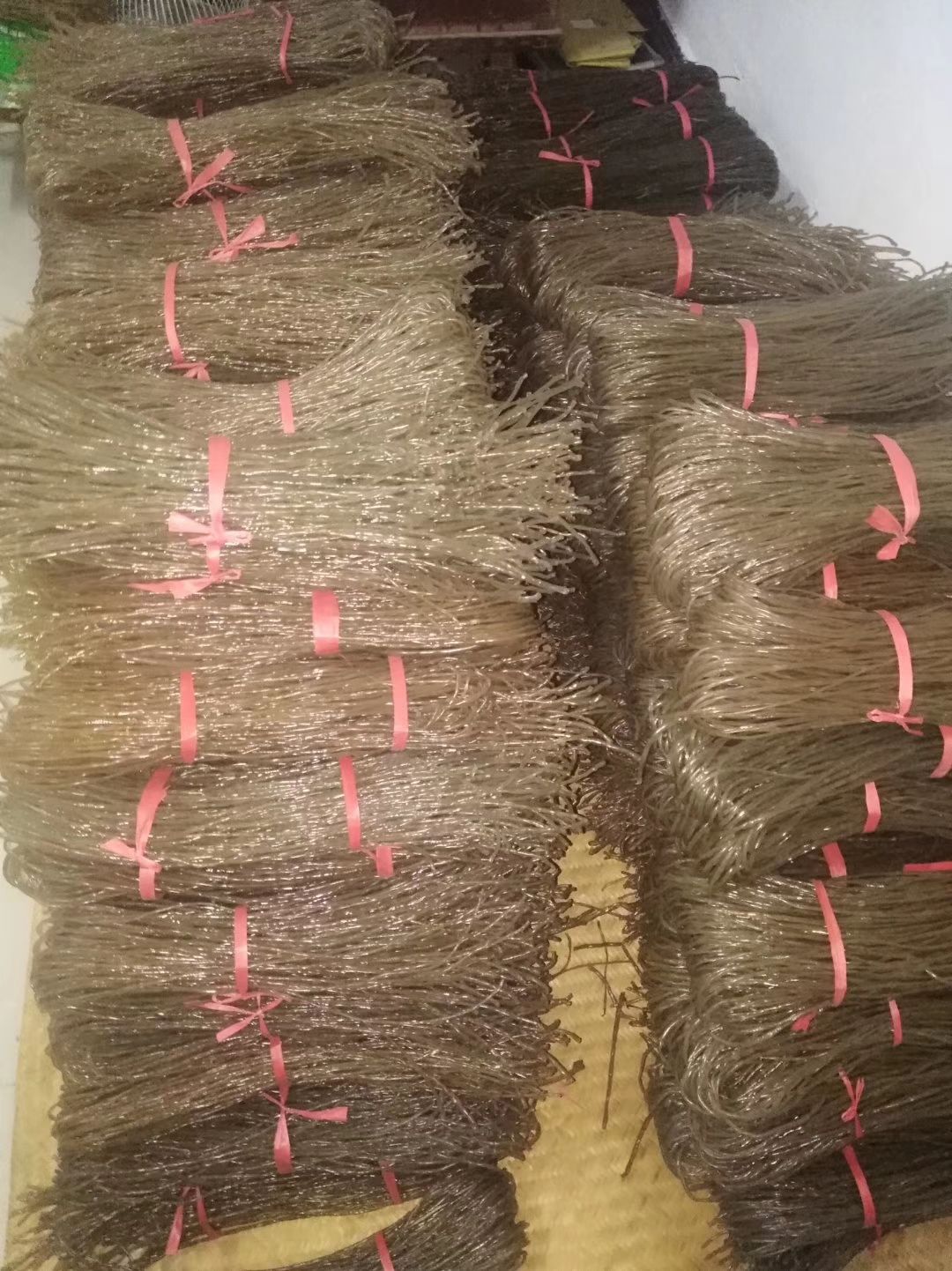红薯粉丝  红薯粉，纯西瓜红红薯粉条，手工制做，劲道好。