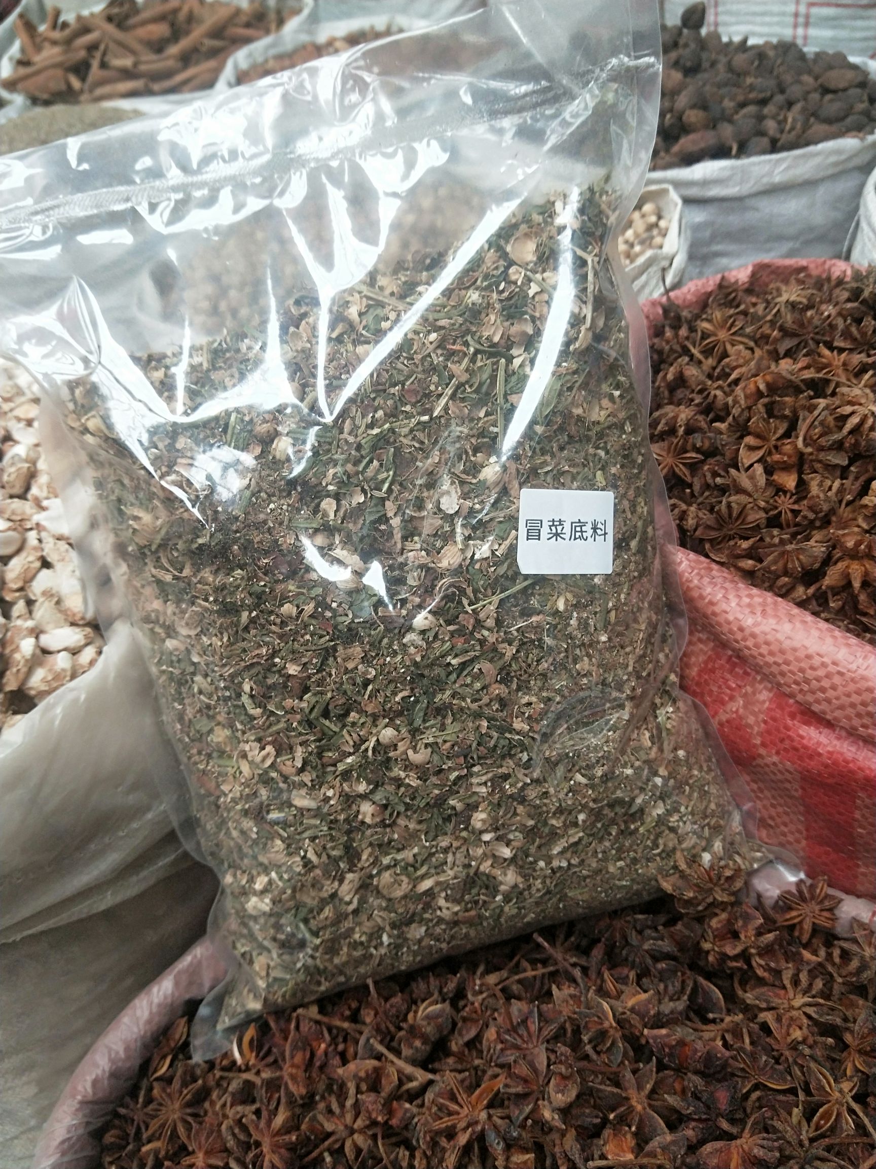 火锅底料  冒菜料，由20多种香料配制而成，味道独特，简单操作，一包3斤