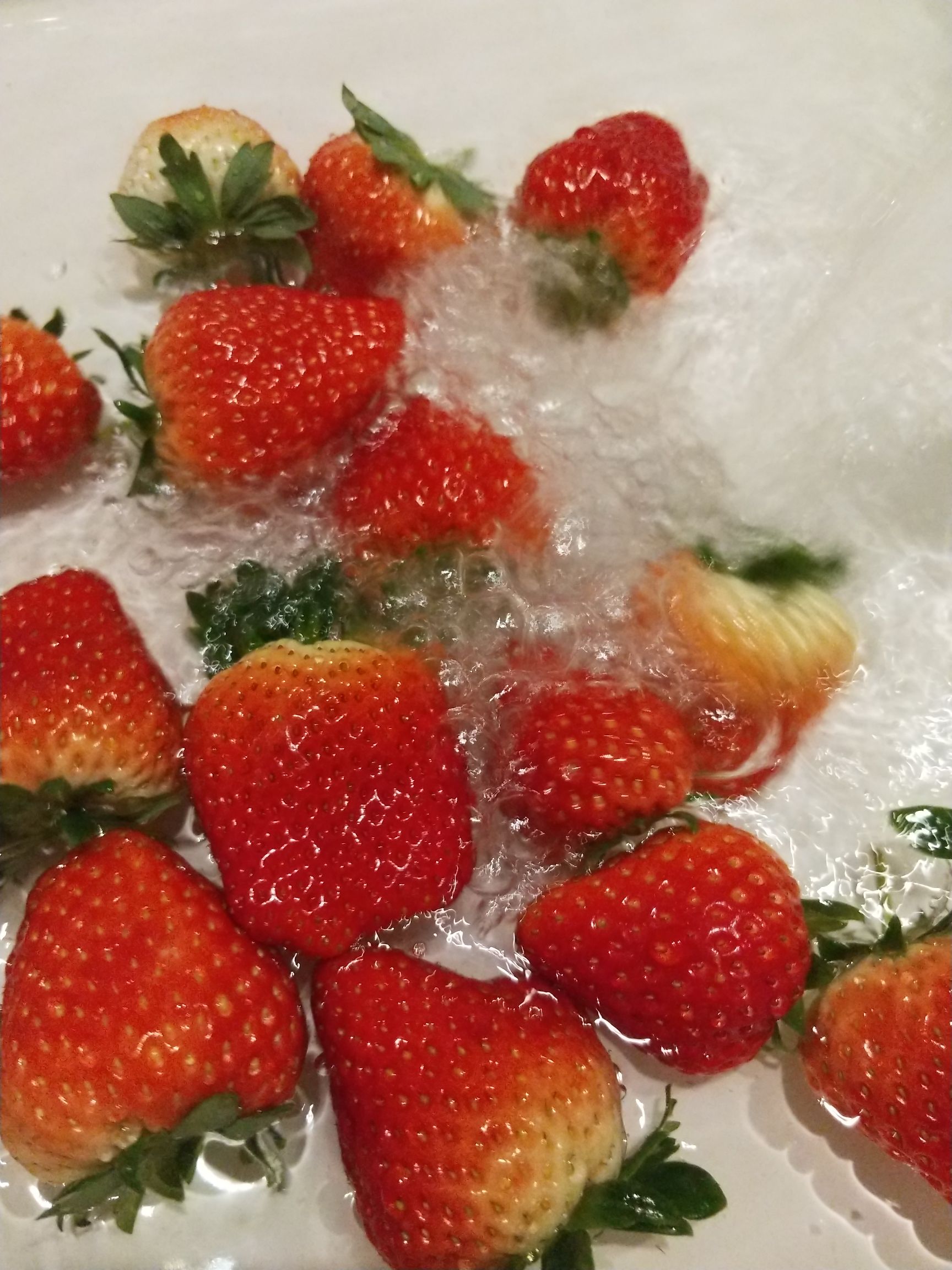  丹东九九红颜草莓全国一件代发包邮包售后