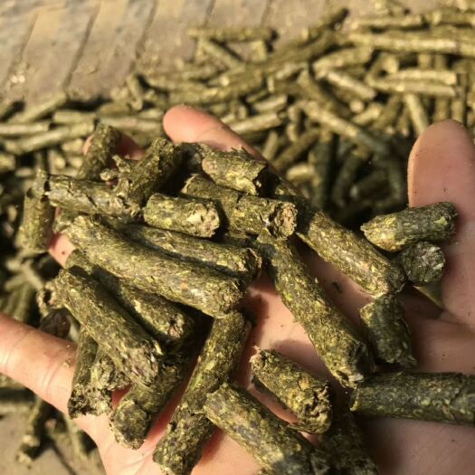 汝南县花生秧颗粒 花生秸秆颗粒 牛 羊 兔饲料颗粒