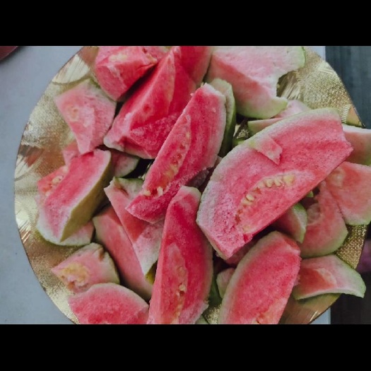 南靖县 🍬【红心芭乐】
看似平凡，切开一颗粉红心💕软糯的红心芭乐