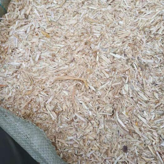 邓州市糠麸饲料 麦糠无土无膜压捆装的起吨位，含少量瘦麦子。需要的老板联系