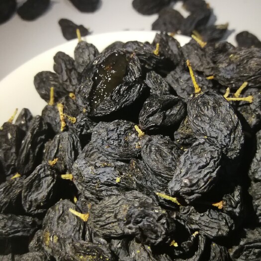 乌鲁木齐新疆散装黑加仑葡萄干实拍照片优质黑加仑葡萄干